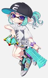  baseball_cap black_hat black_shorts blue_eyes bracelet closed_mouth commentary cross-laced_footwear dolphin_shorts female floating full_body green_footwear green_hair grey_background hat high_tops holding holding_weapon inkling inkling_(language) inkling_girl inkling_player_character jewelry light_frown logo looking_at_viewer maco_spl medium_hair pointy_ears ponytail print_shirt protected_link shirt shoes short_hair short_shorts shorts sidelocks simple_background sneakers solo splat_bomb_(splatoon) splatoon_(series) splatoon_2 splattershot_(splatoon) t-shirt weapon white_shirt 