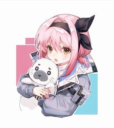  arknights black_hairband brown_eyes chinese_commentary commentary_request facial_mark female grey_jacket hair_between_eyes hairband highres holding holding_stuffed_toy jacket looking_at_viewer open_mouth pink_hair pudding_(arknights) short_hair simple_background solo stuffed_animal stuffed_seal stuffed_toy turtleneck upper_body whisker_markings white_background yunweishukuang 