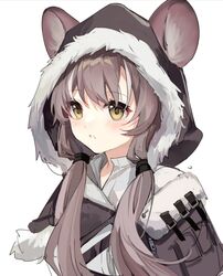  animal_ears arknights blush capelet chinese_commentary commentary_request female fur-trimmed_capelet fur-trimmed_hood fur_trim grey_capelet grey_hair highres honeyberry_(arknights) hood hooded_capelet long_hair low_twintails mouse_ears parted_lips simple_background solo twintails upper_body white_background yellow_eyes yunweishukuang 