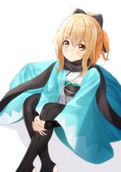  absurdres ahoge black_bow black_scarf black_thighhighs blonde_hair blush bow closed_mouth commentary_request fate/grand_order fate_(series) female hair_between_eyes hairbow haori highres interlocked_fingers japanese_clothes kimono koha-ace long_hair looking_at_viewer mitsu336 okita_souji_(fate) okita_souji_(koha-ace) own_hands_together ponytail scarf shinsengumi short_kimono sidelocks simple_background sitting smile solo thighhighs white_background white_kimono yellow_eyes 