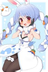  animal_ear_fluff animal_ears blue_hair blush braid breasts carrot carrot_hair_ornament don-chan_(usada_pekora) female food-themed_hair_ornament fur-trimmed_gloves fur_scarf fur_trim gloves hair_ornament highres hololive long_hair looking_at_viewer multicolored_hair open_mouth pekomon_(usada_pekora) rabbit_ears rabbit_girl ransusan red_eyes short_eyebrows small_breasts smile solo thick_eyebrows twin_braids twintails two-tone_hair usada_pekora usada_pekora_(1st_costume) virtual_youtuber white_hair 