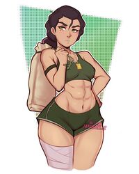  abs artist_name avatar_legends bandaged_leg bandages black_hair blush covered_nipples cowboy_shot cropped_legs female green_eyes green_shorts green_sports_bra halftone jakuson_z jewelry kuvira long_hair mole mole_under_eye navel necklace outline parted_lips shorts solo sports_bra the_legend_of_korra white_outline 