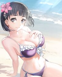  alternate_costume beach bikini black_eyes black_hair blunt_bangs breasts cleavage closed_mouth commentary_request cut_bangs day female flower hair_flower hair_ornament hairclip hibiscus highres kirigaya_suguha large_breasts looking_at_viewer navel ocean outdoors purple_bikini short_hair side-tie_bikini_bottom smile solo swimsuit sword_art_online yoru_kiri 