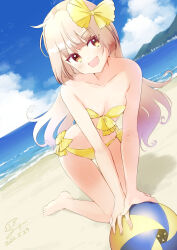  :d arm_support atelier_(series) atelier_lydie_&amp;_suelle ball bare_shoulders barefoot beach beachball bikini blonde_hair blue_sky bow breasts brown_eyes cleavage cloud collarbone commission day female full_body hairbow highres kneeling long_hair looking_at_viewer minidraco navel ocean open_mouth outdoors signature skeb_commission sky small_breasts smile solo suelle_malen swimsuit yellow_bikini yellow_bow 